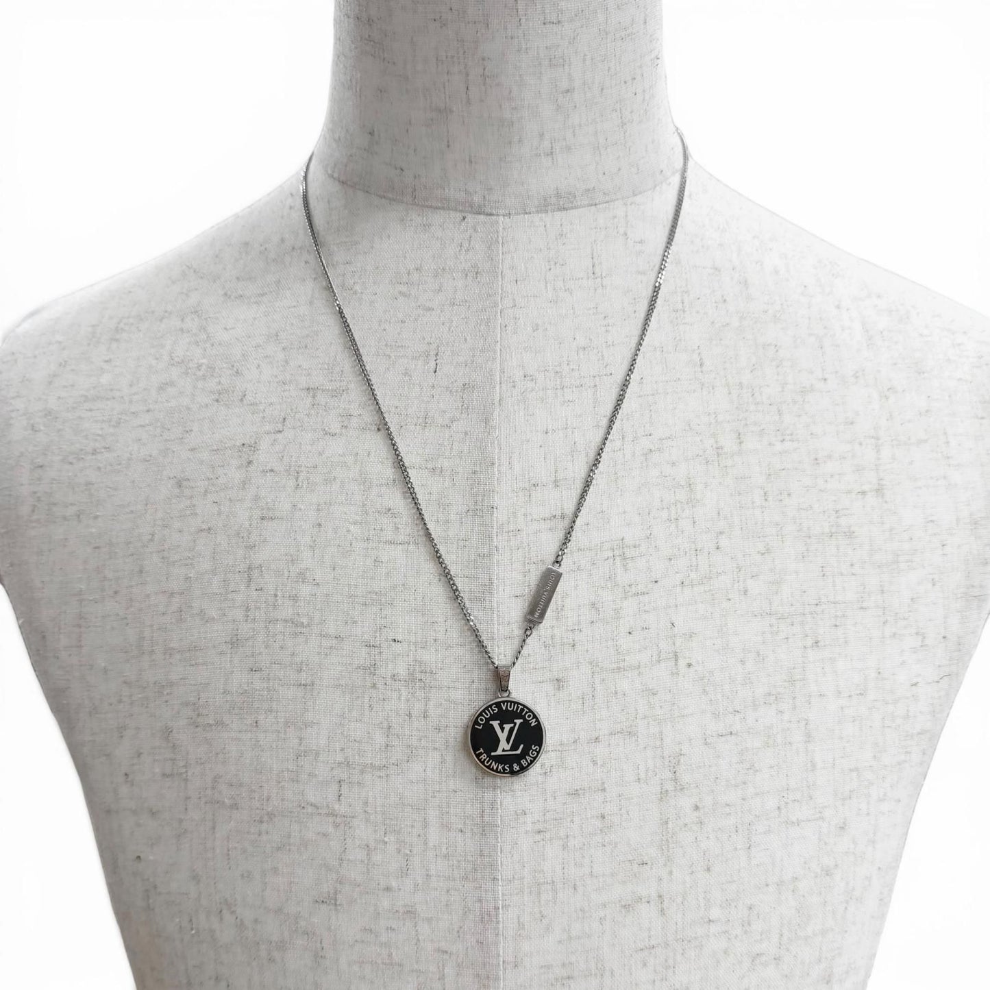 Louis Vuitton Necklace LV Award Pendant Silver Black — view 2