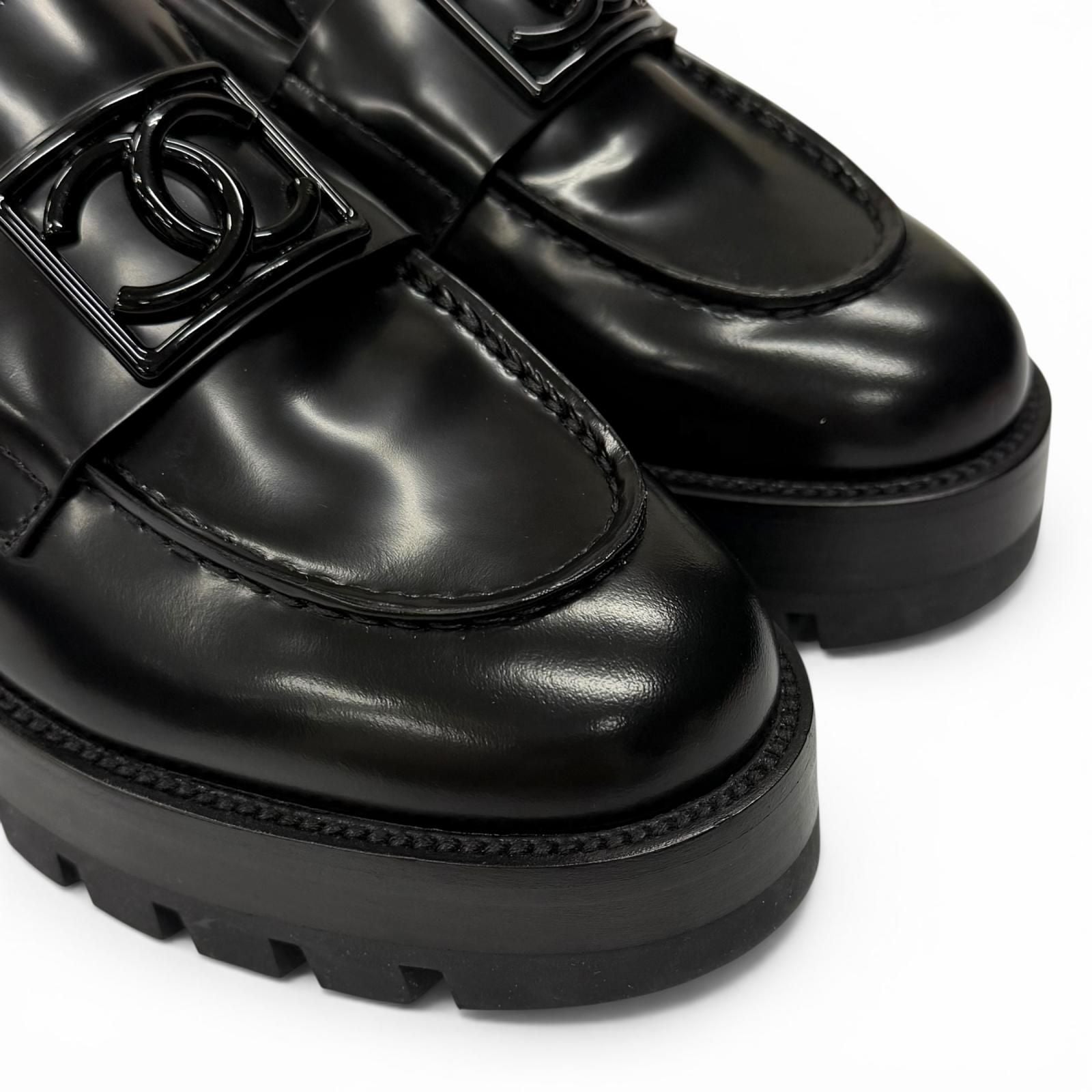 Chanel CC Logo Leather Loafers Shoes Black — view 7