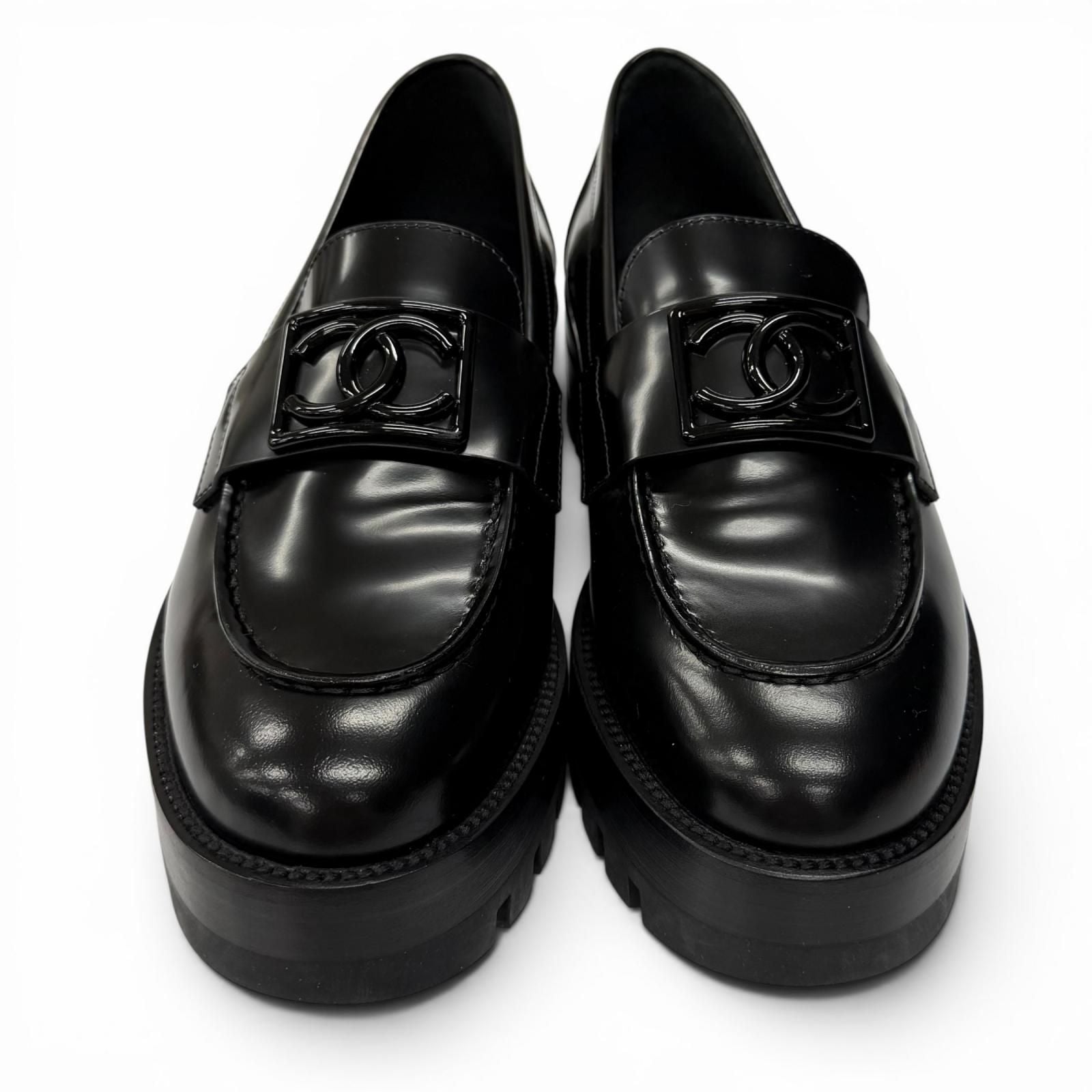 Chanel CC Logo Leather Loafers Shoes Black — view 3