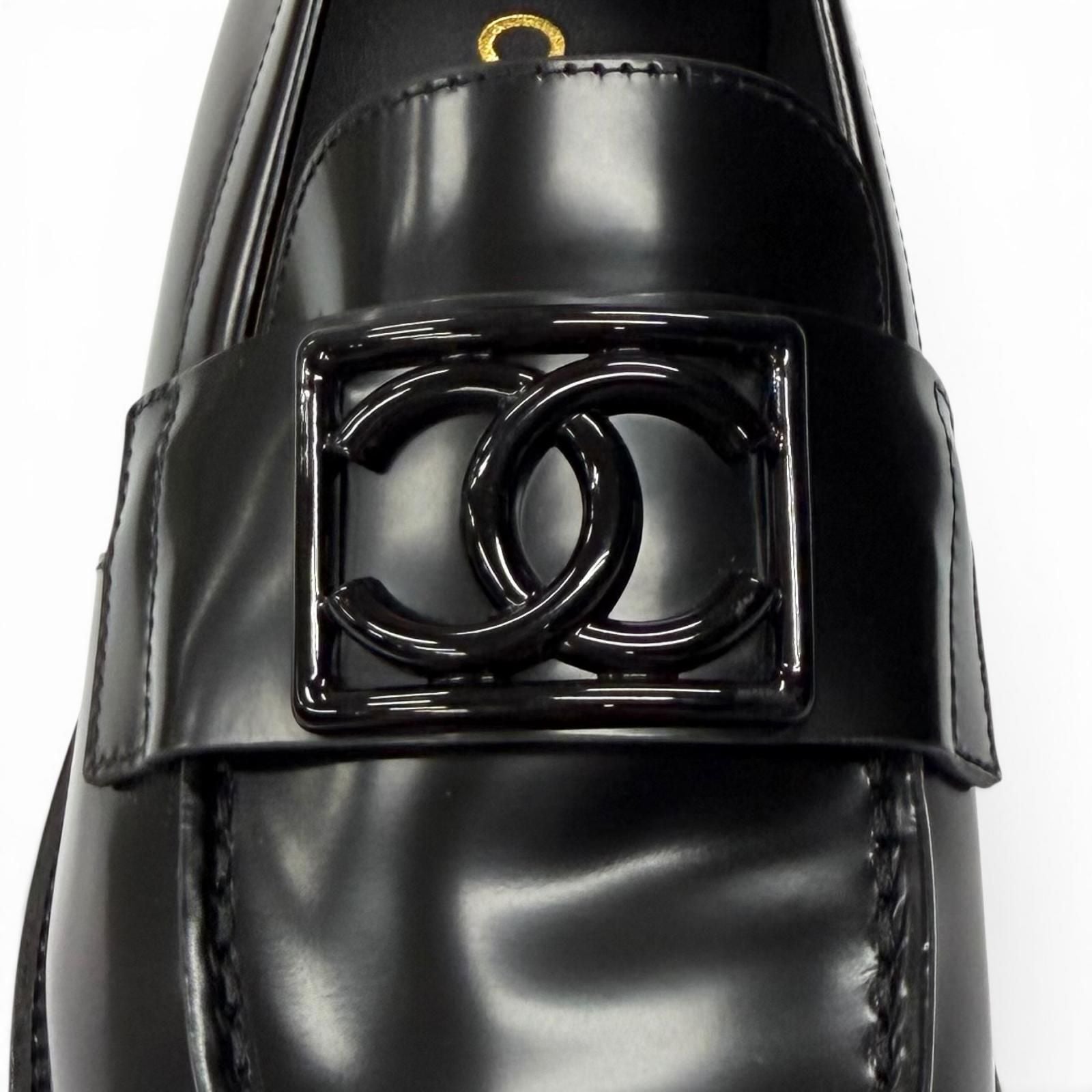 Chanel CC Logo Leather Loafers Shoes Black — view 8