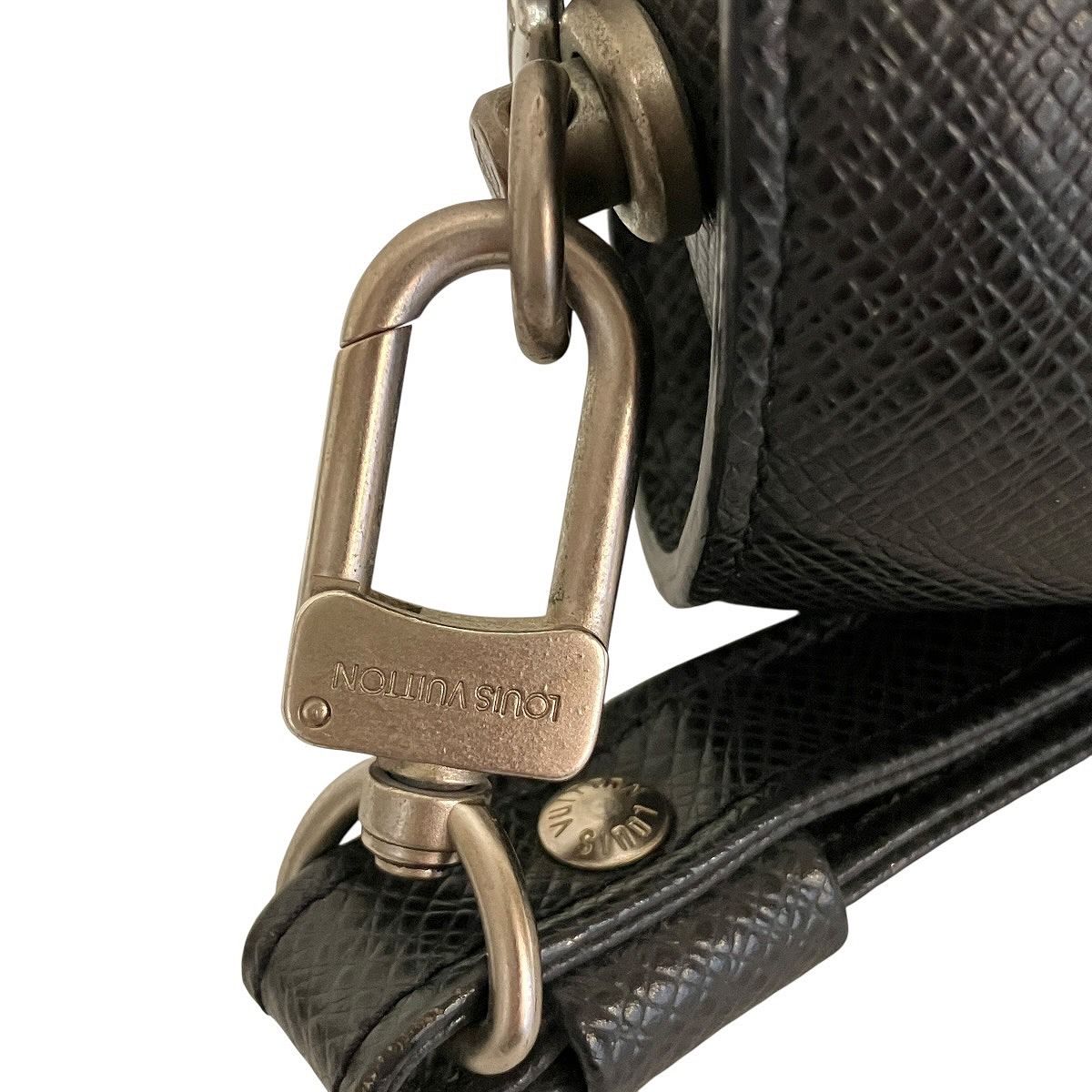 Louis Vuitton Baikal Taiga Second Bag Leather — view 9