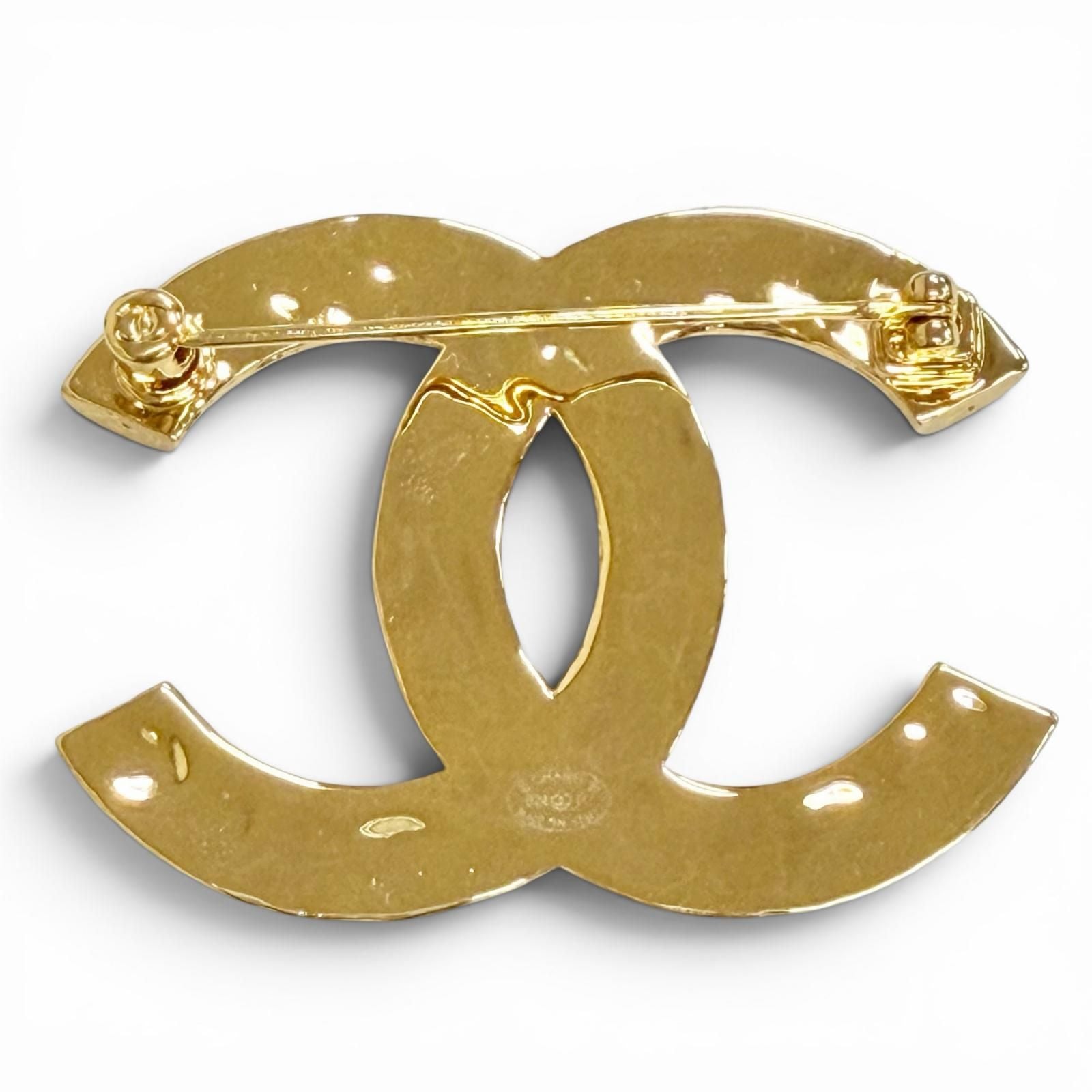 Chanel CC Logo Brooch Gold Black — view 2