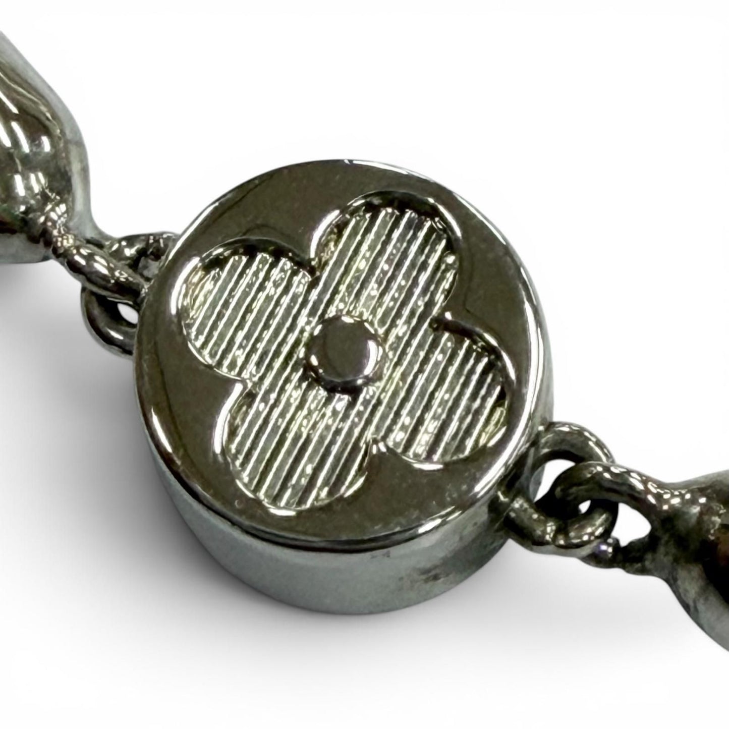 Louis Vuitton Pearl Fusion LV Logo Chain Bracelet Silver White — view 4