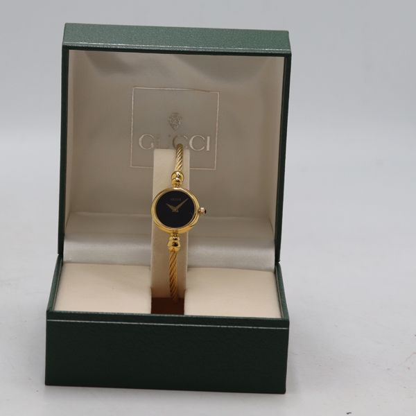 Gucci Quartz Bangle Watch Black Dial — view 4