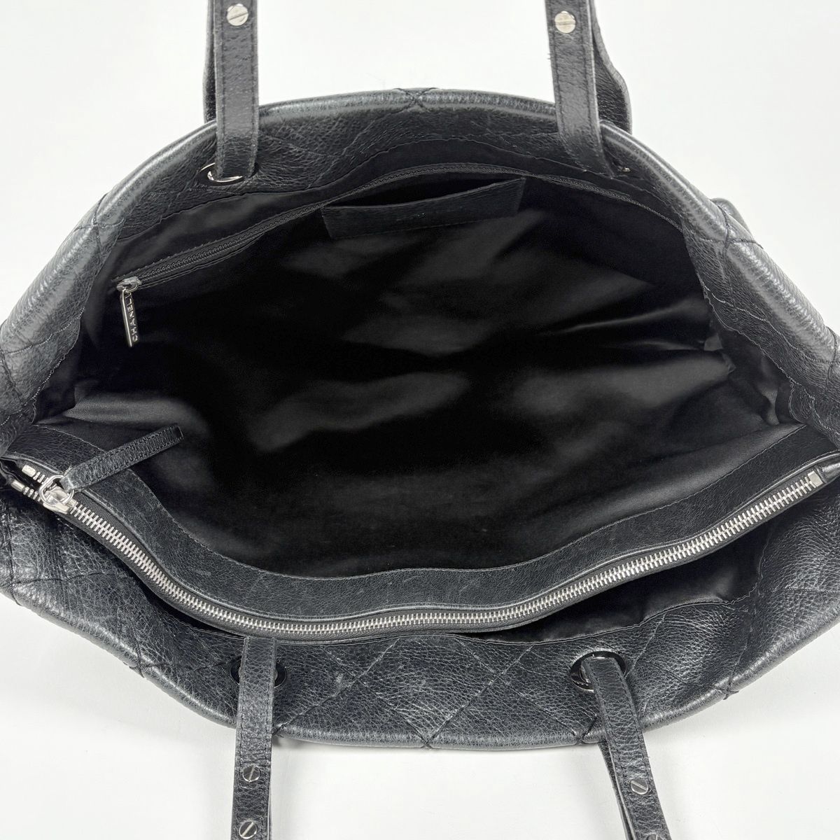 Chanel on the Road Tote CC Logo Leather Black — view 9