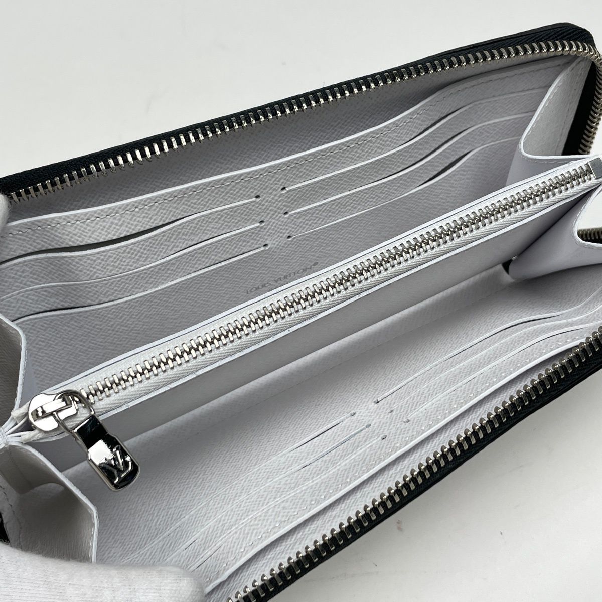 Louis Vuitton Zippy Wallet Horizontal Zip Around Taigarama Optic White — view 4