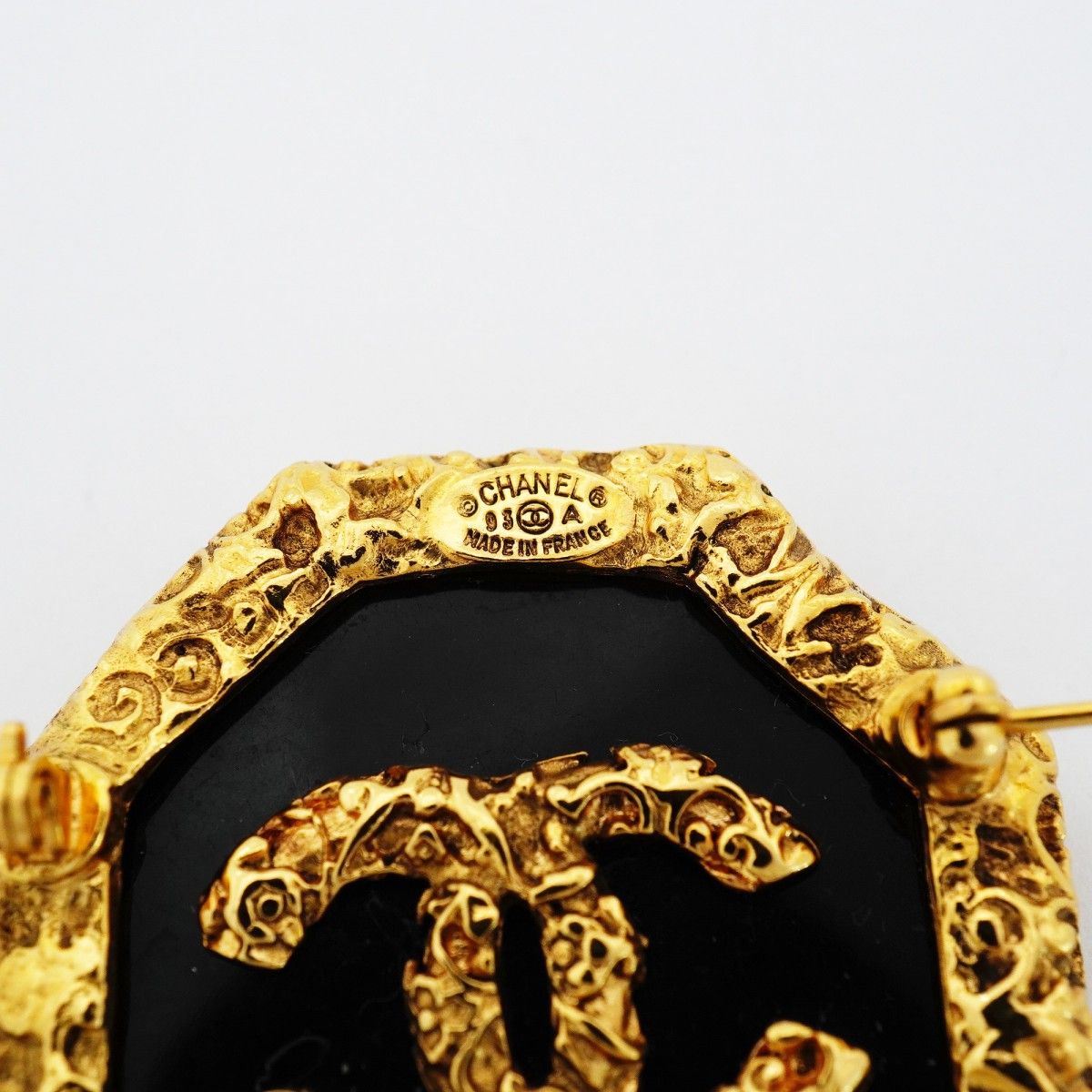 Chanel Brooch Vintage CC Logo Lava Motif Gold Plated Black Cles — view 4