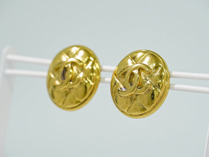 Chanel CC Logo Quilted Earrings Gold Plated — view 7