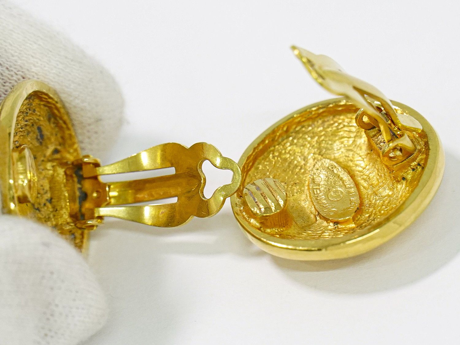 Chanel CC Logo Quilted Earrings Gold Plated — view 3
