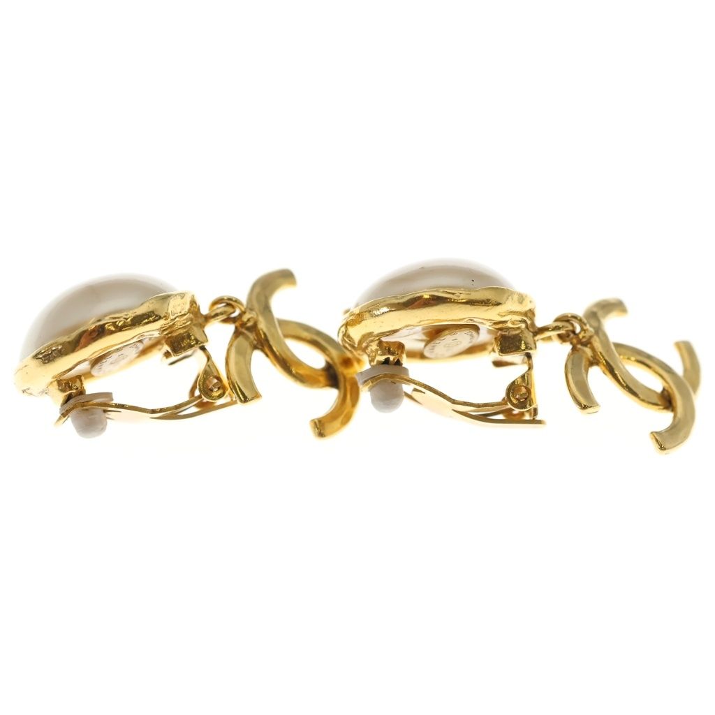 Chanel CC Logo Pearl Earrings White Gold — view 4