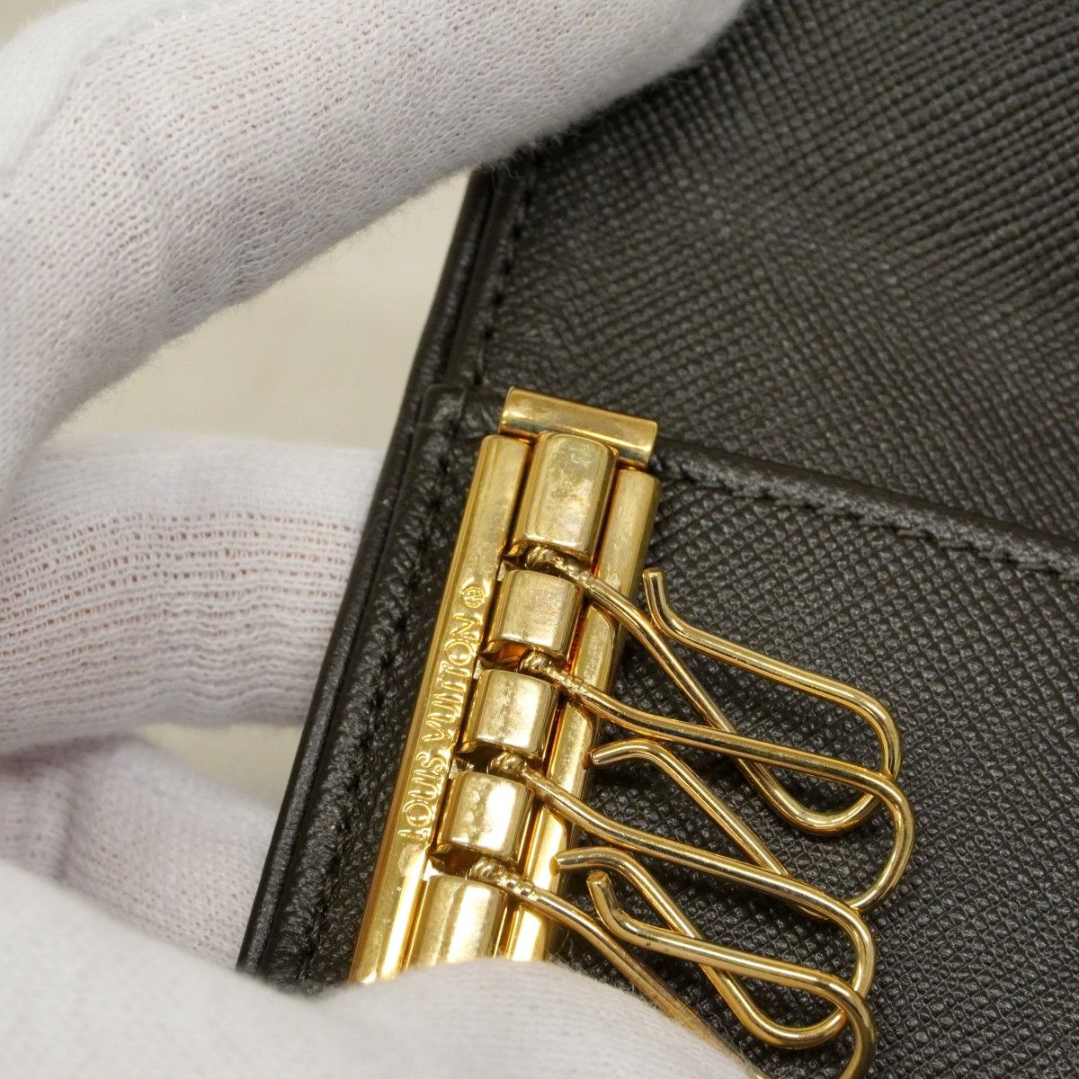 Louis Vuitton Key Case Monogram Mini Multicles 4 Khaki Key Holder — view 7