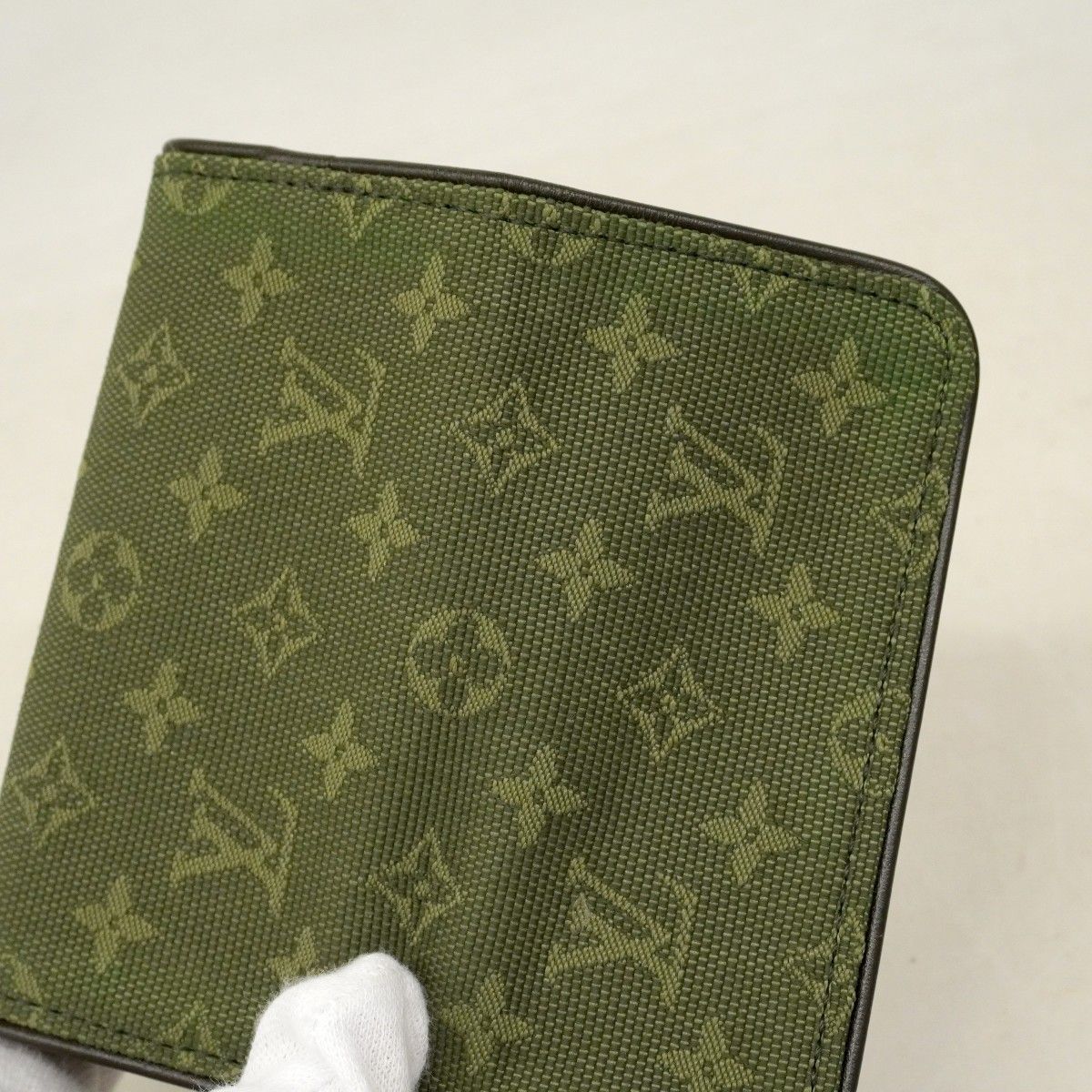 Louis Vuitton Key Case Monogram Mini Multicles 4 Khaki Key Holder — view 8