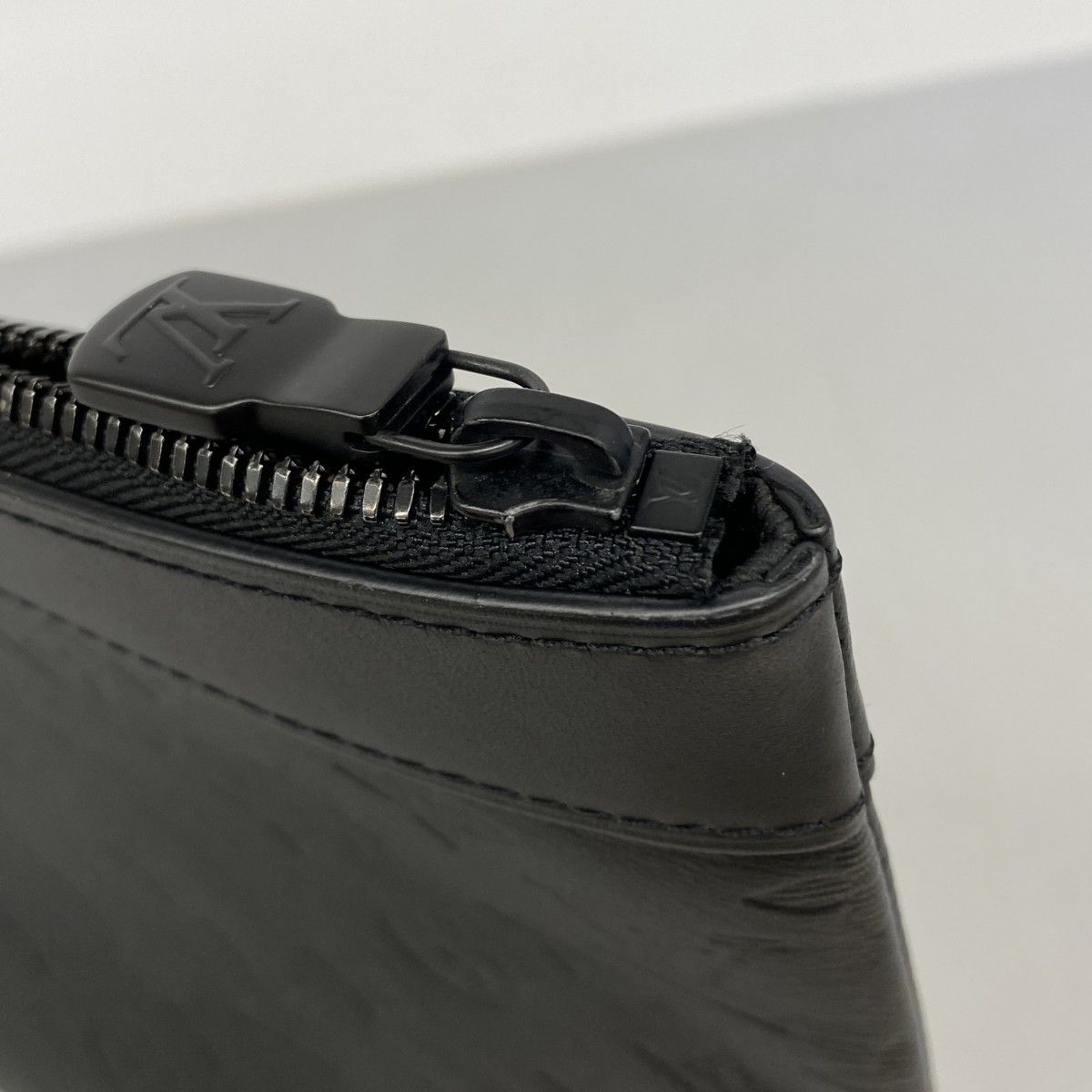 Louis Vuitton Clutch Monogram Shadow Pochette Discovery Black — view 8