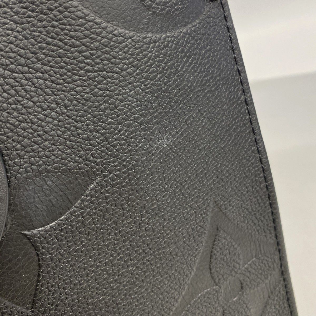 Louis Vuitton Tote Monogram Empreinte On The Go MM Noir 2-Way — view 7