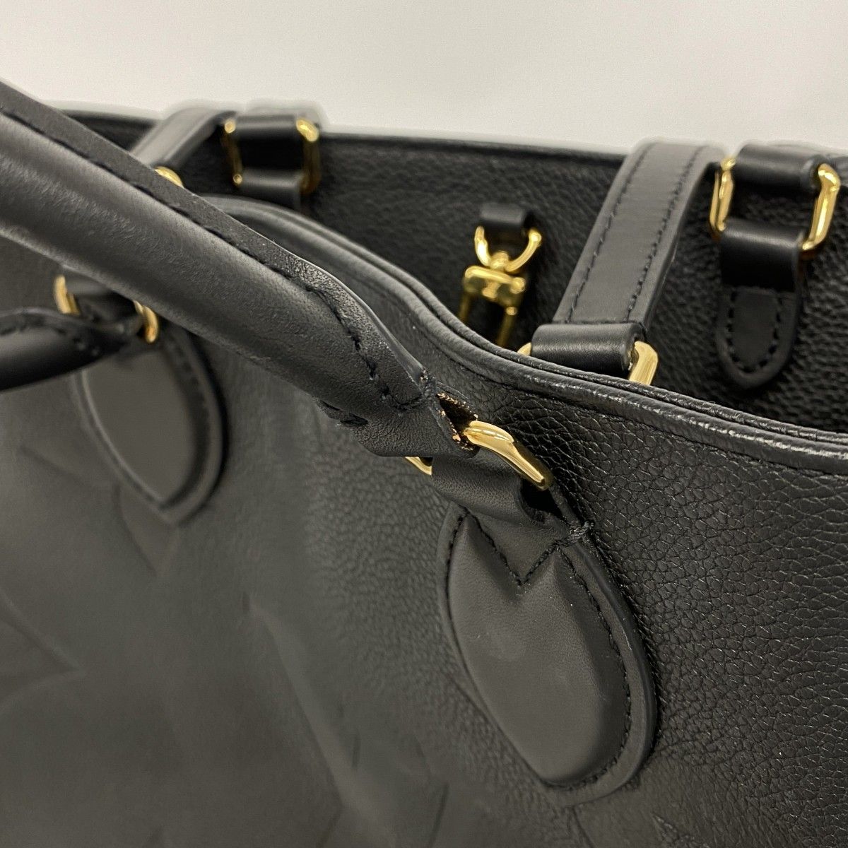 Louis Vuitton Tote Monogram Empreinte On The Go MM Noir 2-Way — view 8