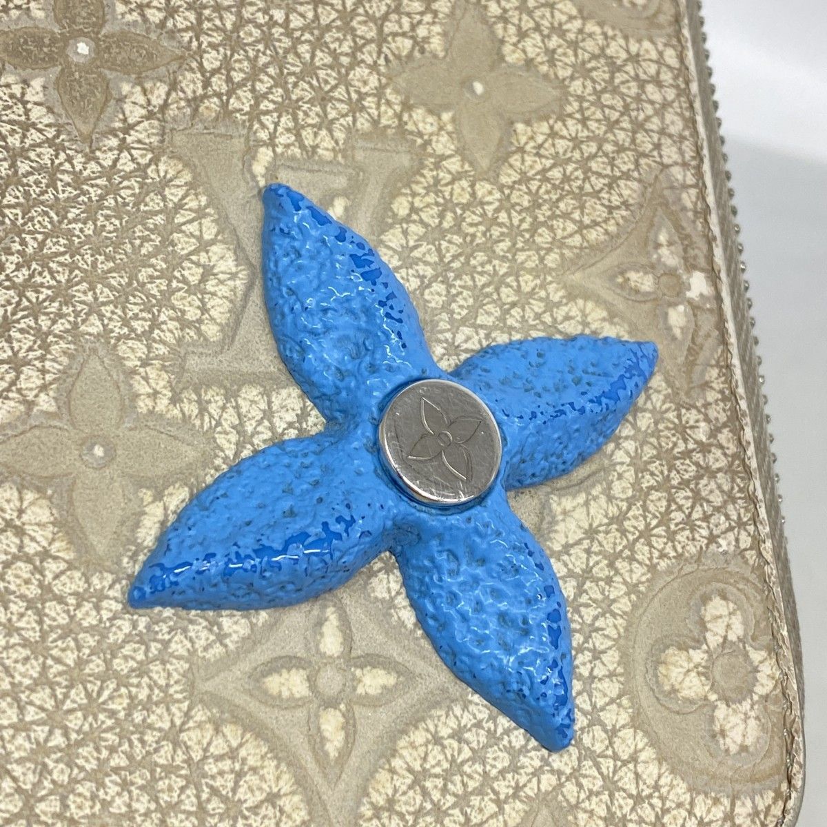 Louis Vuitton Wallet Taurillon Climbing Zippy Vertical Chalk White — view 8