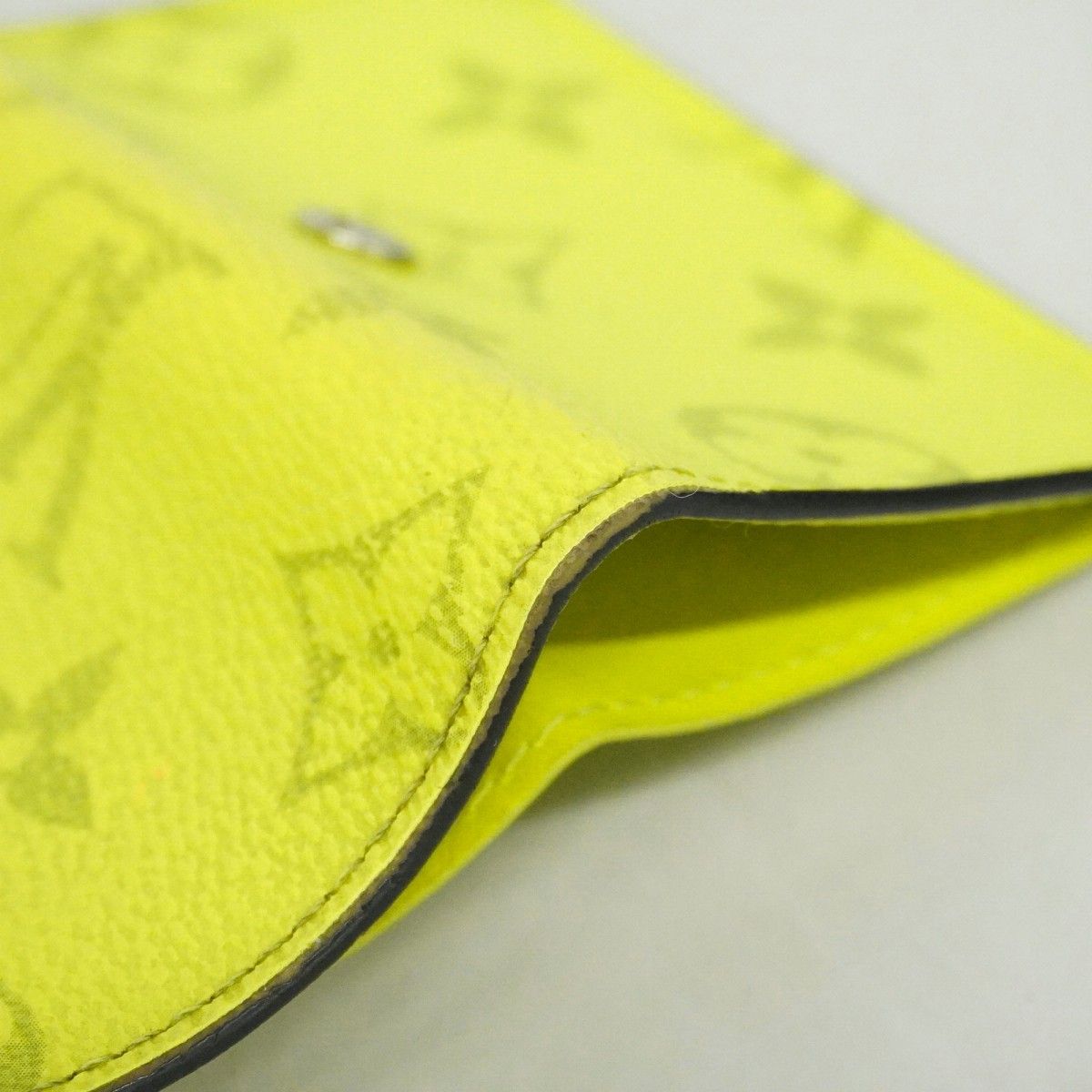 Louis Vuitton Trifold Wallet Taigarama Discovery Compact Jaune — view 7