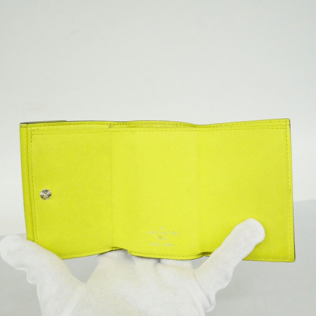 Louis Vuitton Trifold Wallet Taigarama Discovery Compact Jaune — view 3