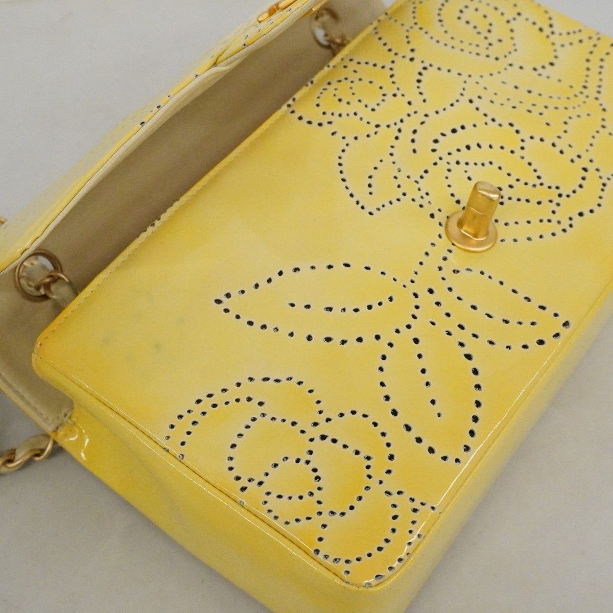 Chanel Shoulder Bag Camellia Perforated Patent Leather Yellow Champagne Gold — view 7