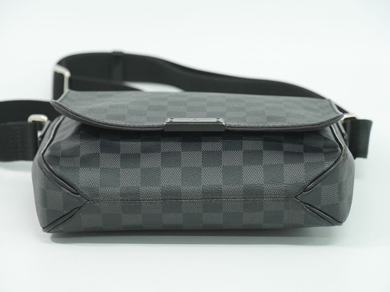 Louis Vuitton LV District PM Damier Graphite Shoulder Bag Pochette Black Gray — view 3