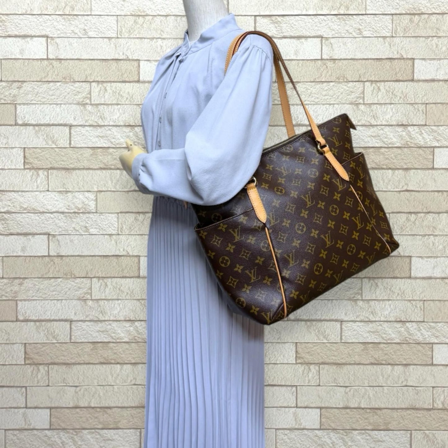 Louis Vuitton Totally MM Monogram Tote Canvas Brown — view 2