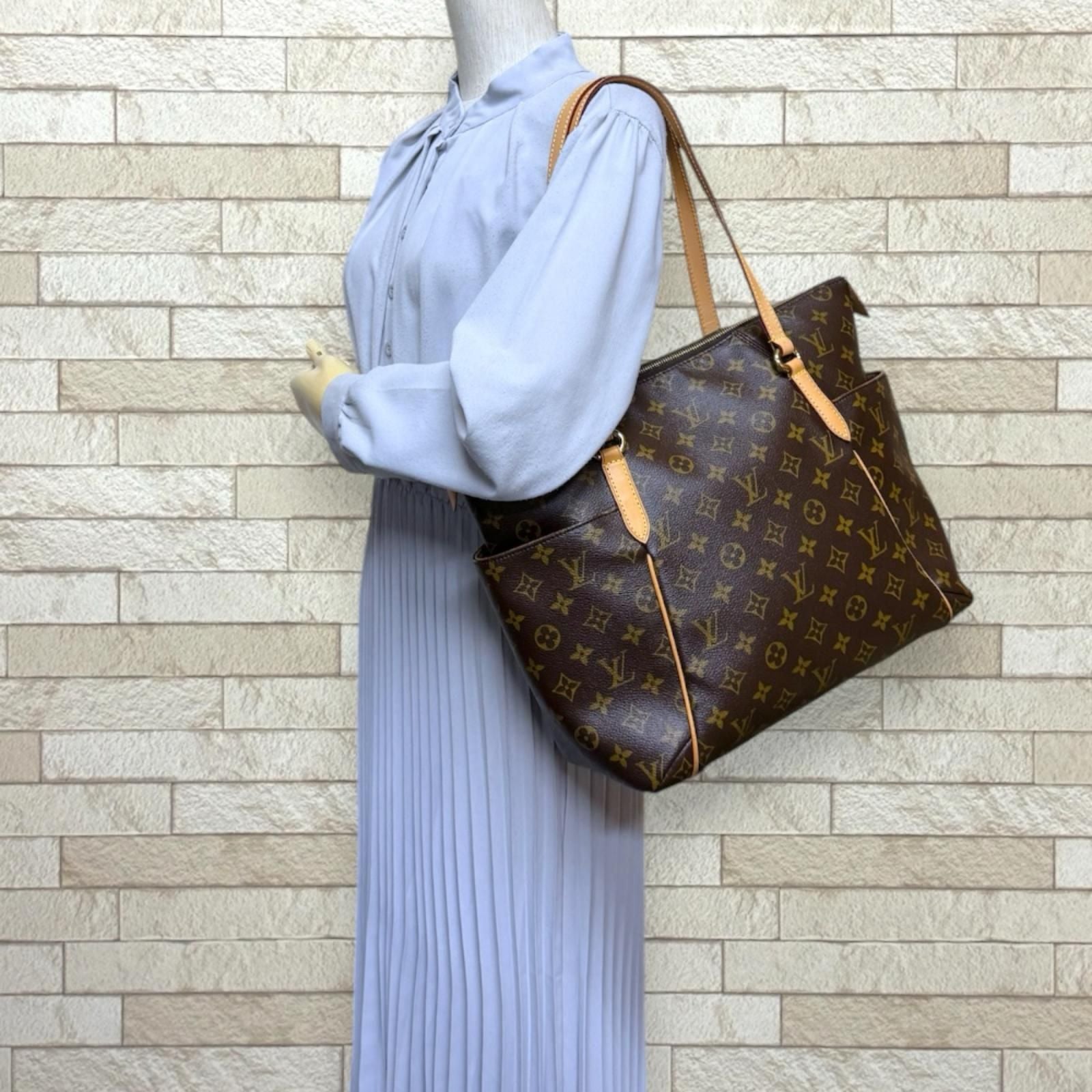 Louis Vuitton Totally MM Monogram Tote Canvas Brown — view 2
