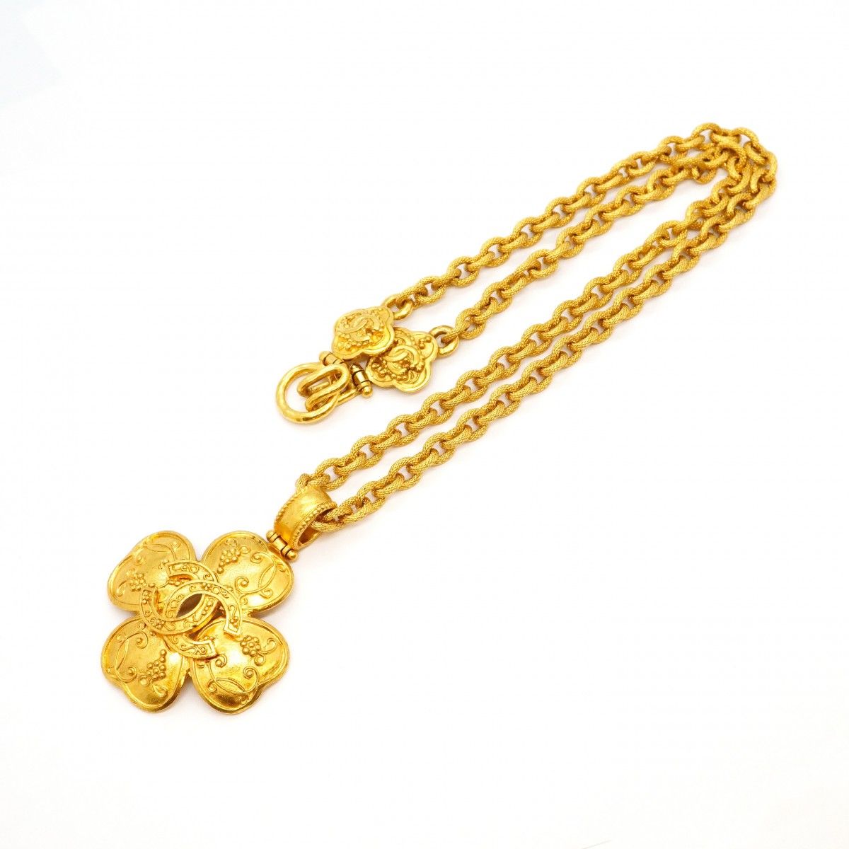 Chanel Necklace Vintage CC Logo Clover Motif Gold Plated — view 3
