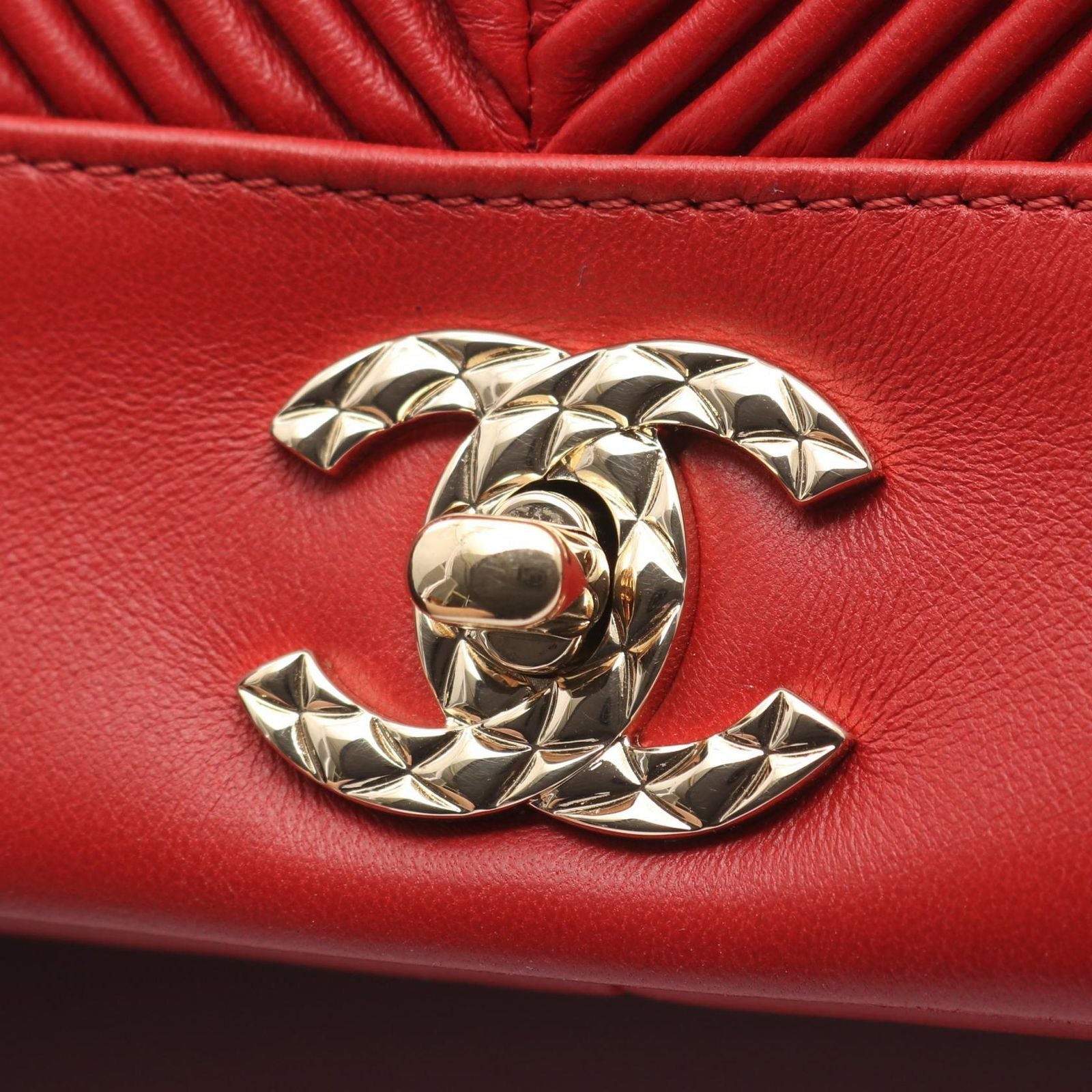 Chanel Shoulder Bag CC Logo Red Lambskin Chain — view 8