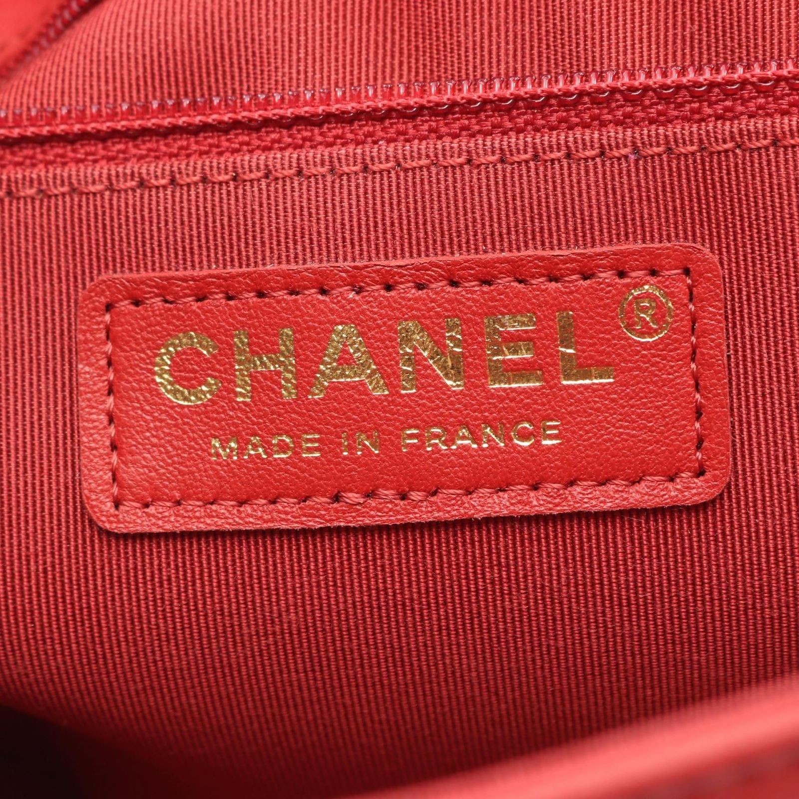 Chanel Shoulder Bag CC Logo Red Lambskin Chain — view 4