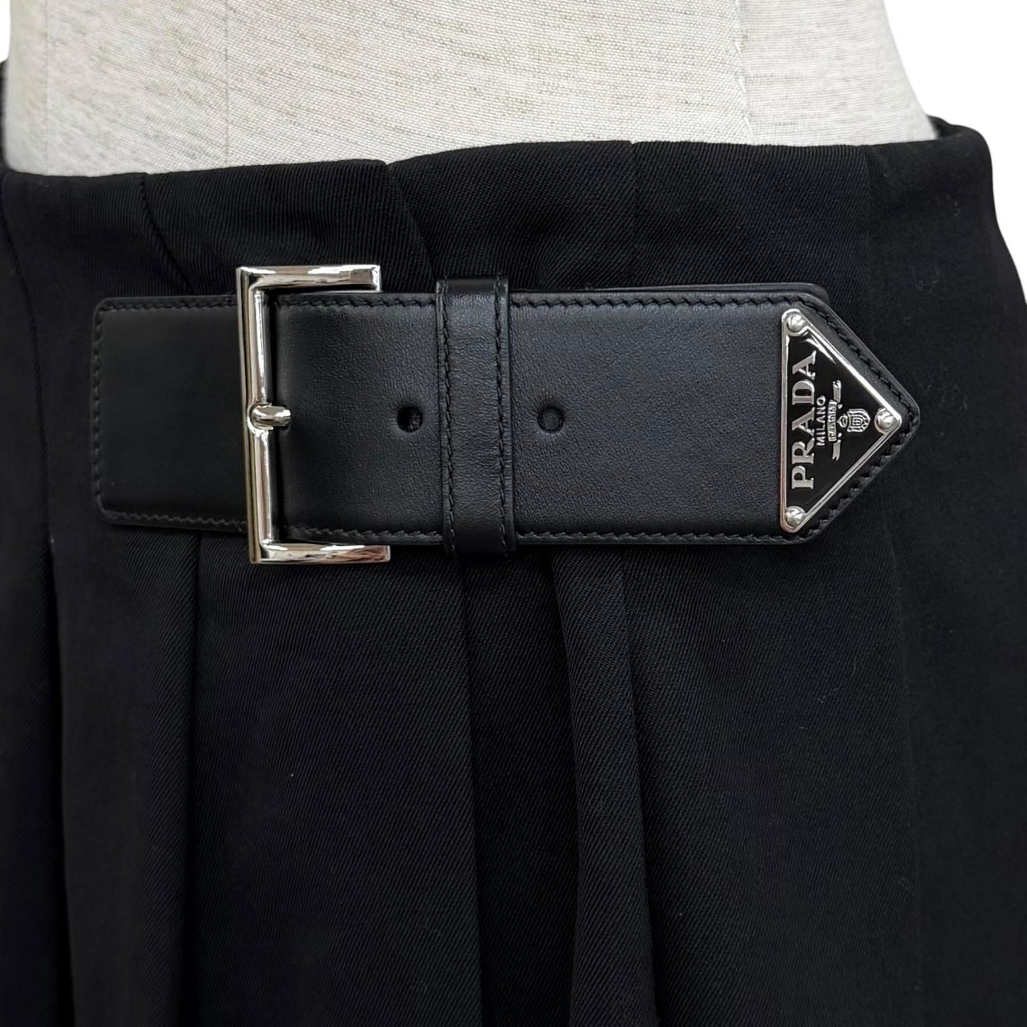 Prada 100% Virgin Wool Triangle Logo Cow Leather with Belt Mini Skirt Pleated — view 6
