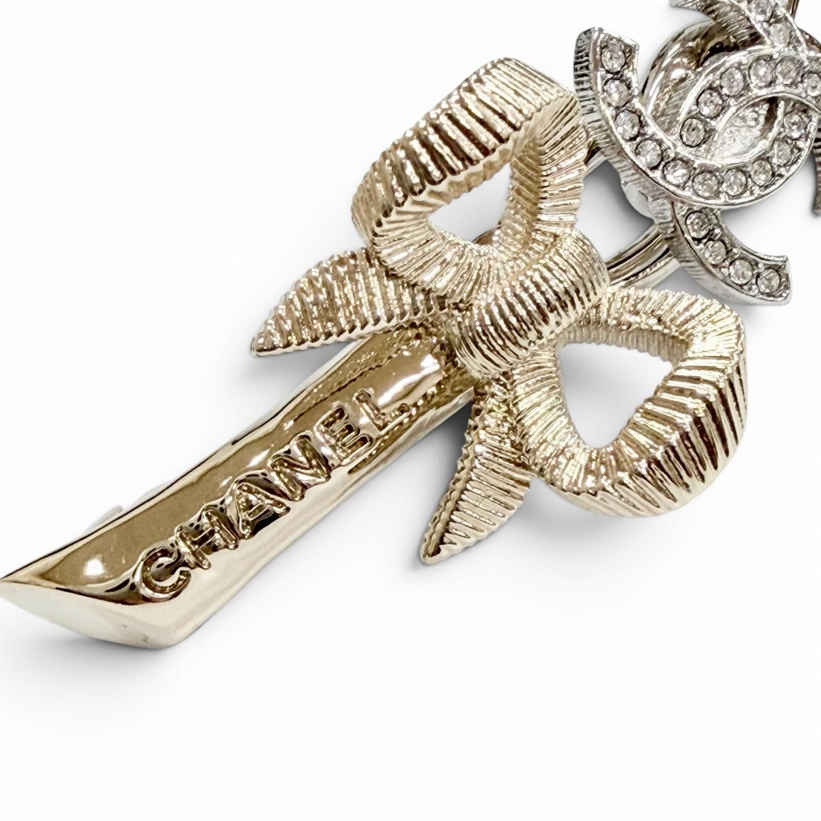 Chanel CC Logo Heart Ribbon Visual Leaf Brooch Gold — view 5