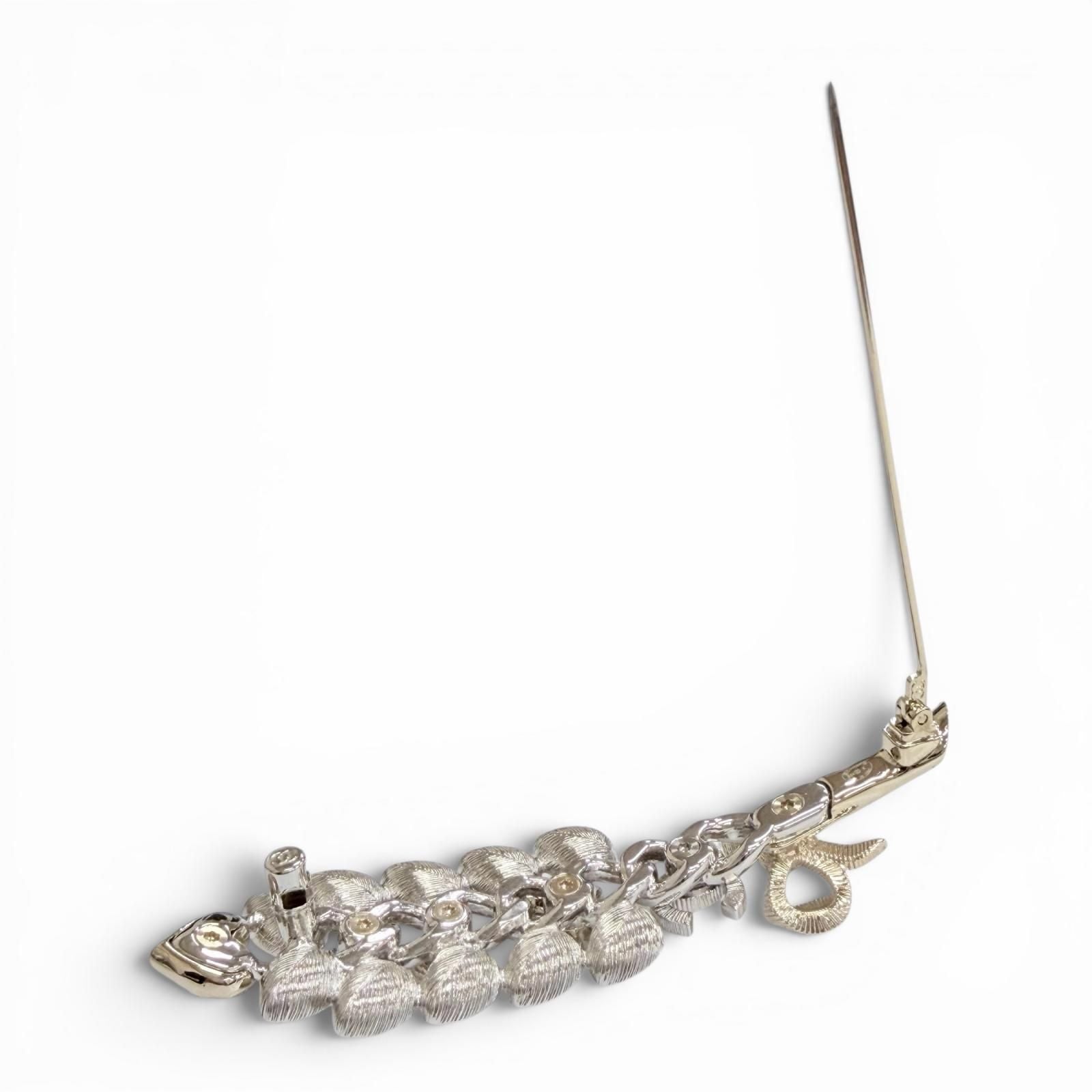 Chanel CC Logo Heart Ribbon Visual Leaf Brooch Gold — view 4