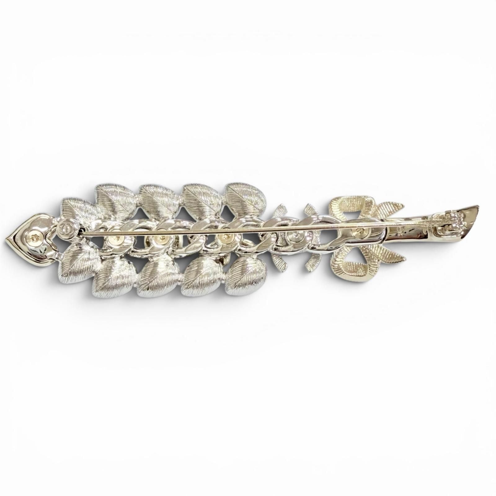 Chanel CC Logo Heart Ribbon Visual Leaf Brooch Gold — view 3