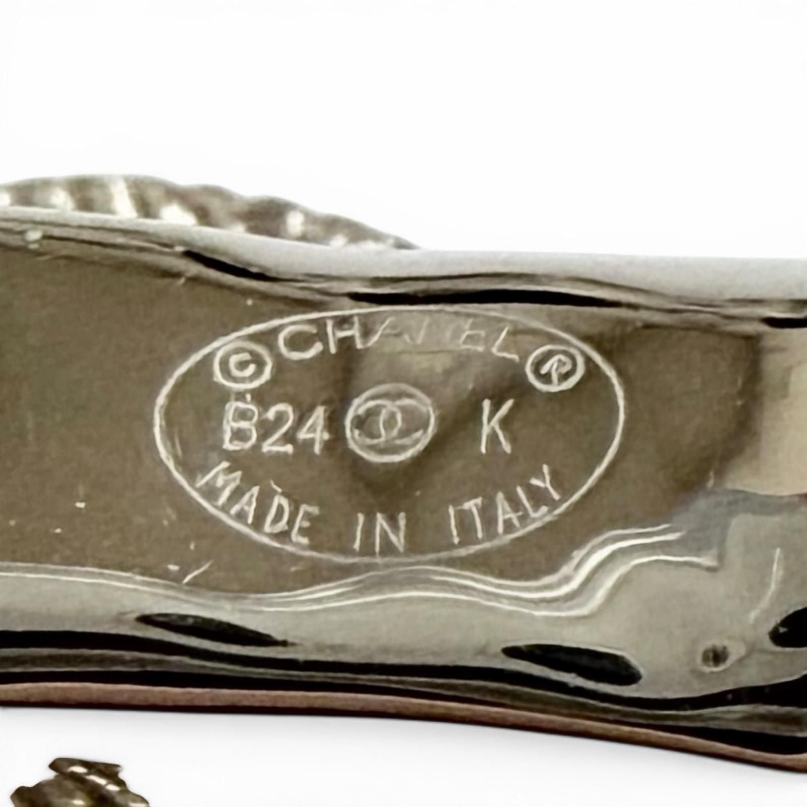 Chanel CC Logo Heart Ribbon Visual Leaf Brooch Gold — view 8