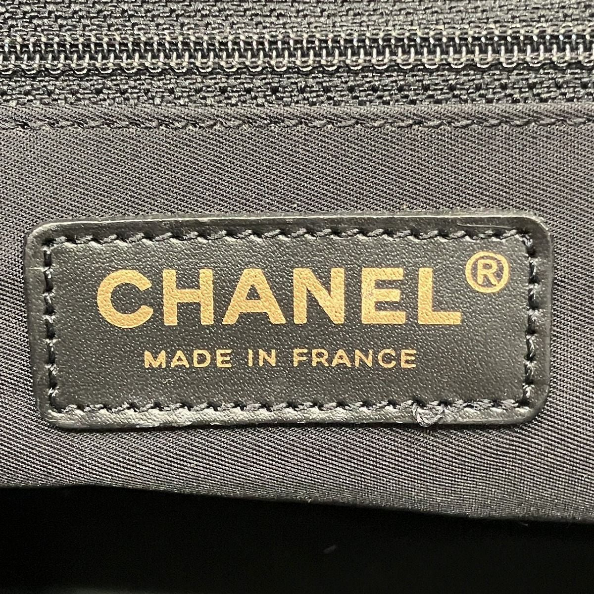 Chanel Tote MM New Travel Line Leather Jacquard — view 4