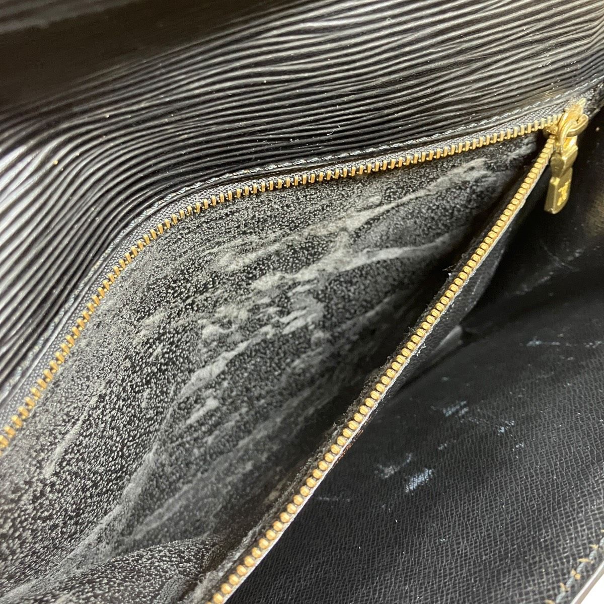 Louis Vuitton Pochette Series Dragonne Epi Handbag Leather — view 9
