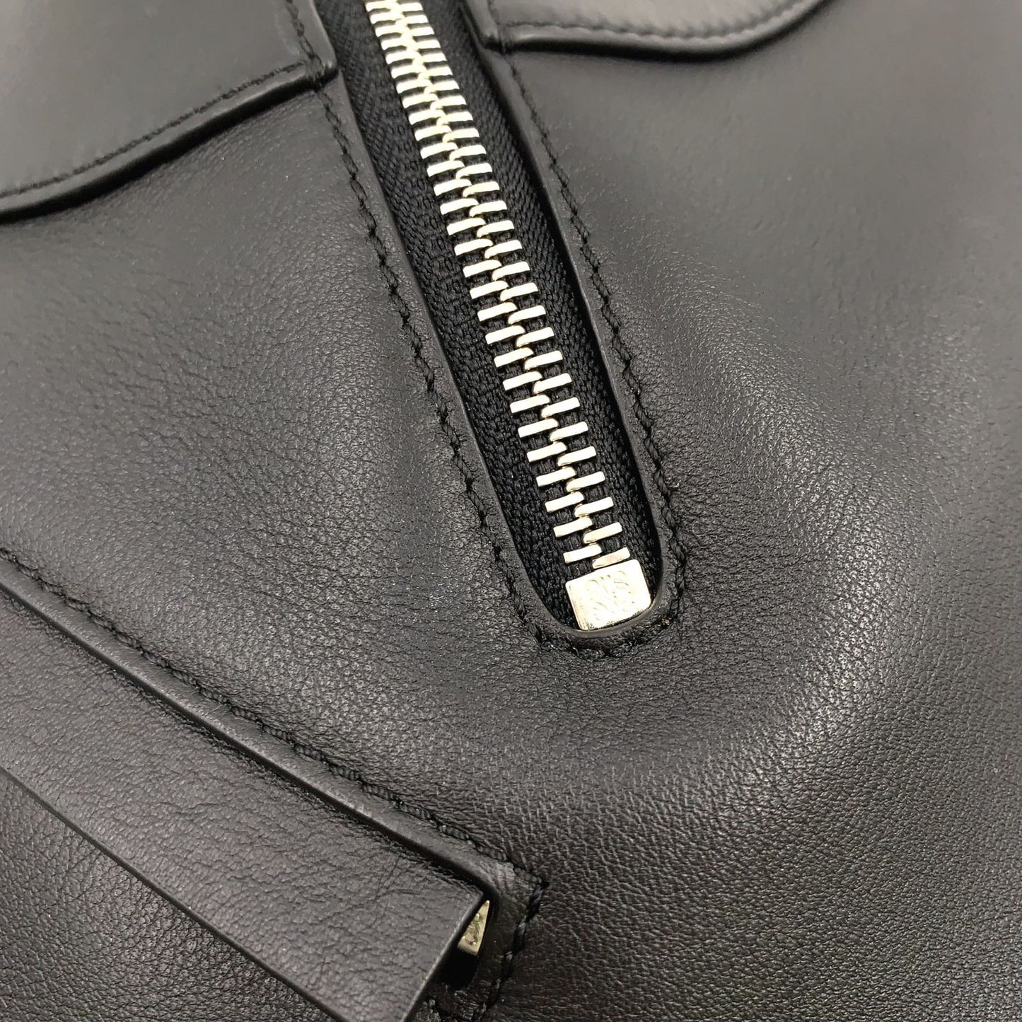 Loewe New Arrivals Hammock Compact Calfskin Black Shoulder Bag Silver — view 5
