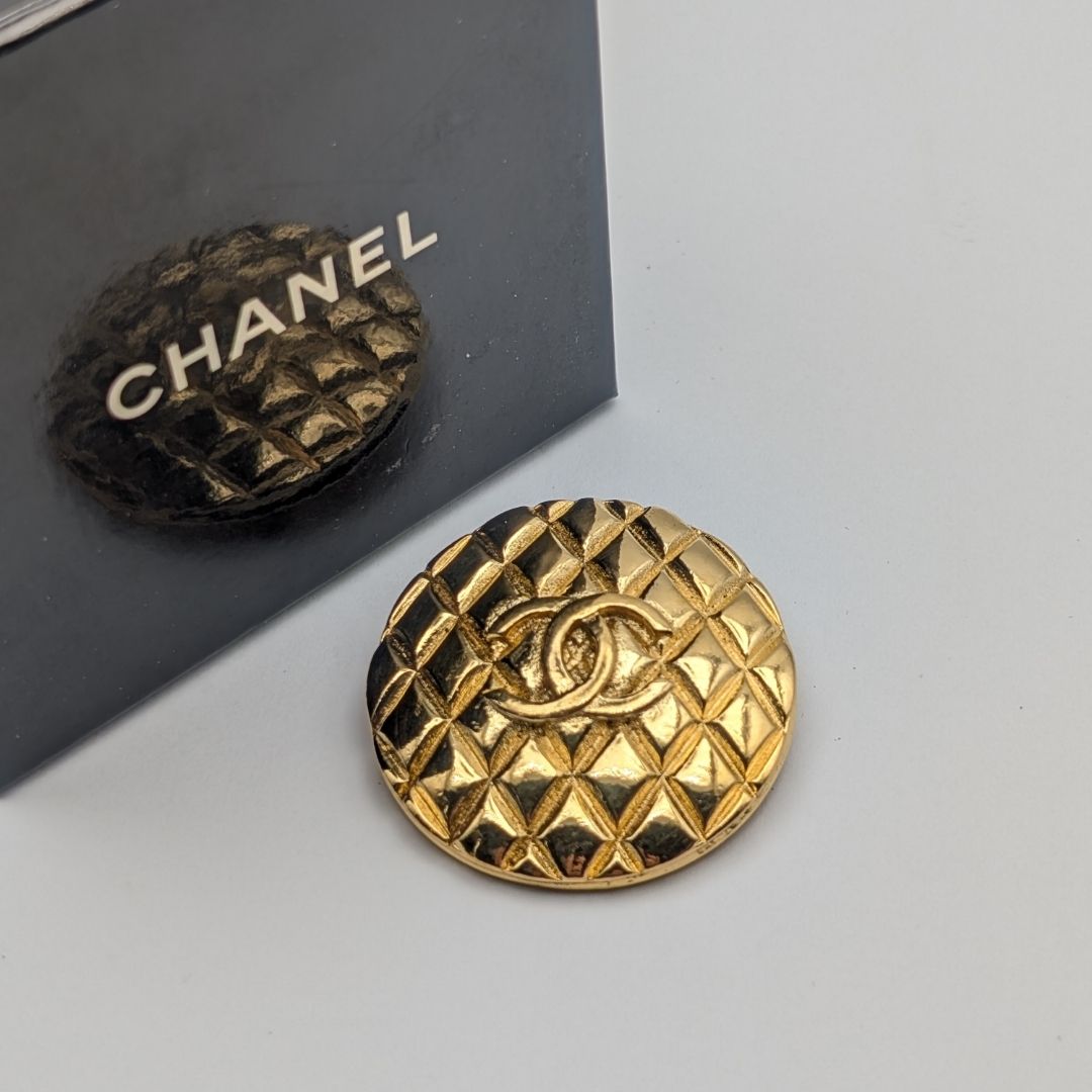 Chanel Brooch CC Logo Quilted Gold Round 25 Vintage