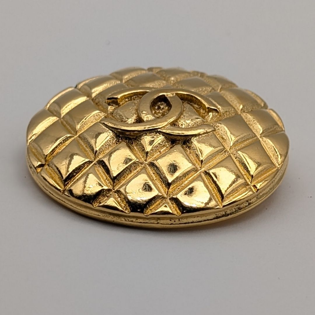 Chanel Brooch CC Logo Quilted Gold Round 25 Vintage — view 3