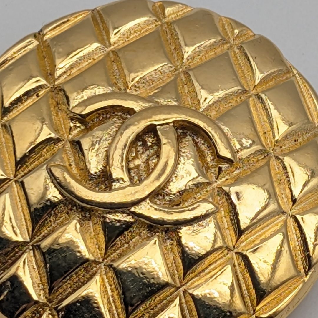 Chanel Brooch CC Logo Quilted Gold Round 25 Vintage — view 4