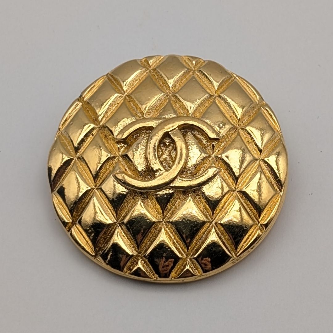 Chanel Brooch CC Logo Quilted Gold Round 25 Vintage — view 2