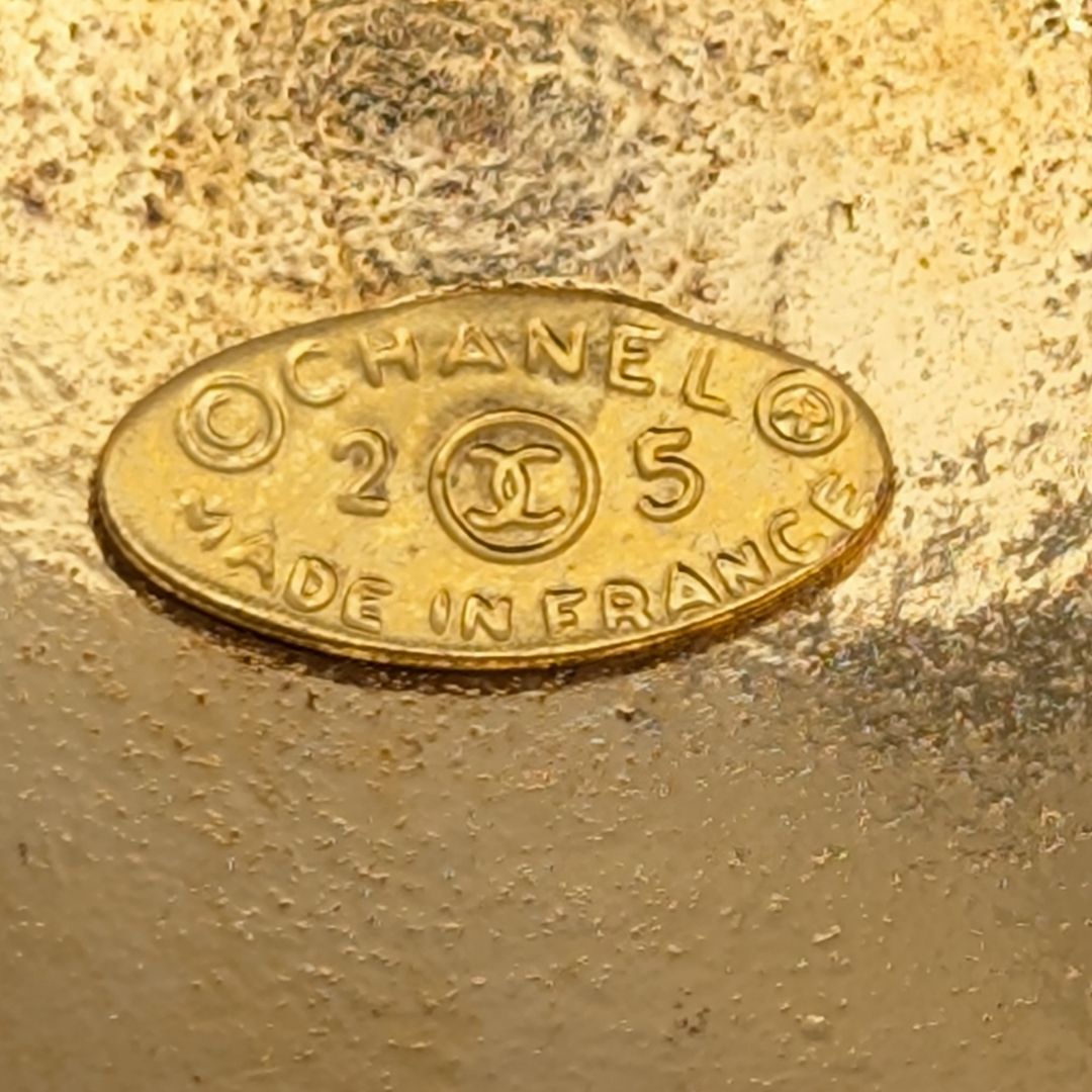 Chanel Brooch CC Logo Quilted Gold Round 25 Vintage — view 7