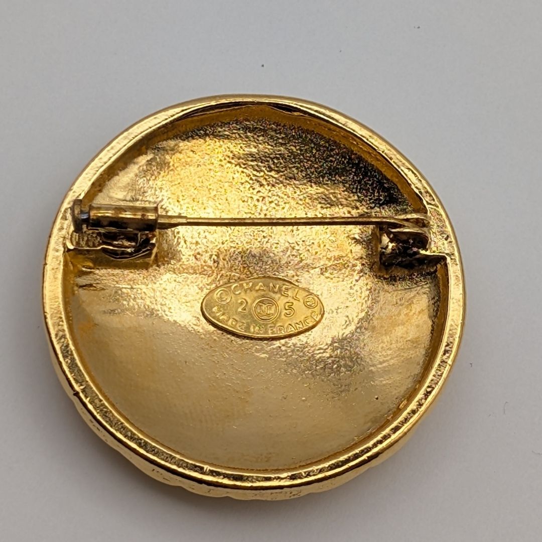 Chanel Brooch CC Logo Quilted Gold Round 25 Vintage — view 5