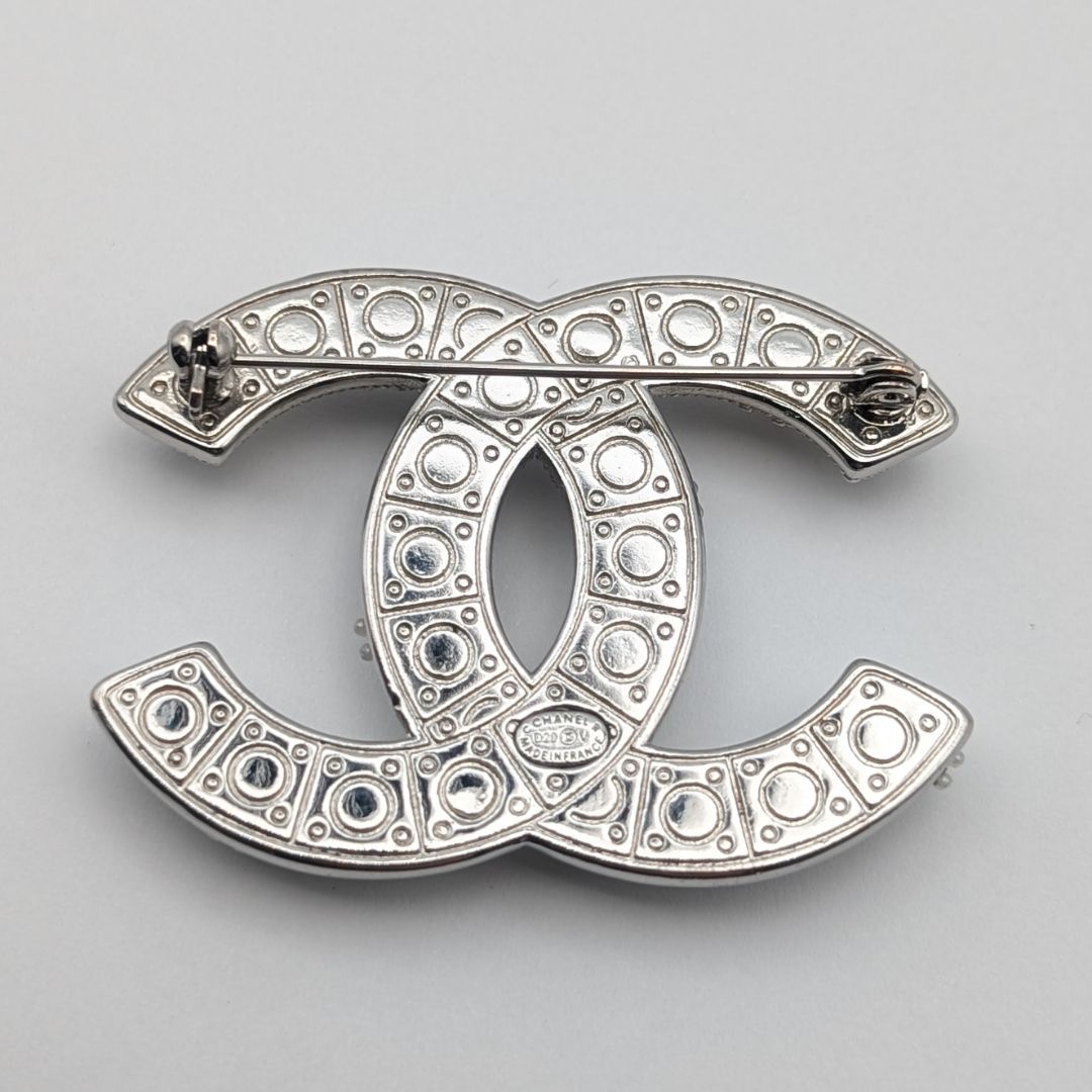 Chanel Brooch CC Logo Faux Pearl Silver Recent — view 5