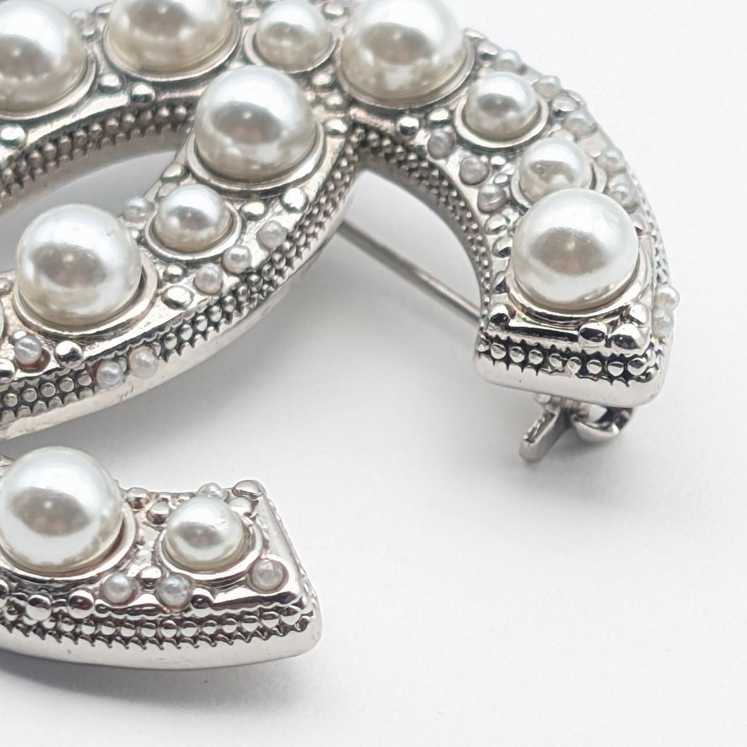 Chanel Brooch CC Logo Faux Pearl Silver Recent — view 4