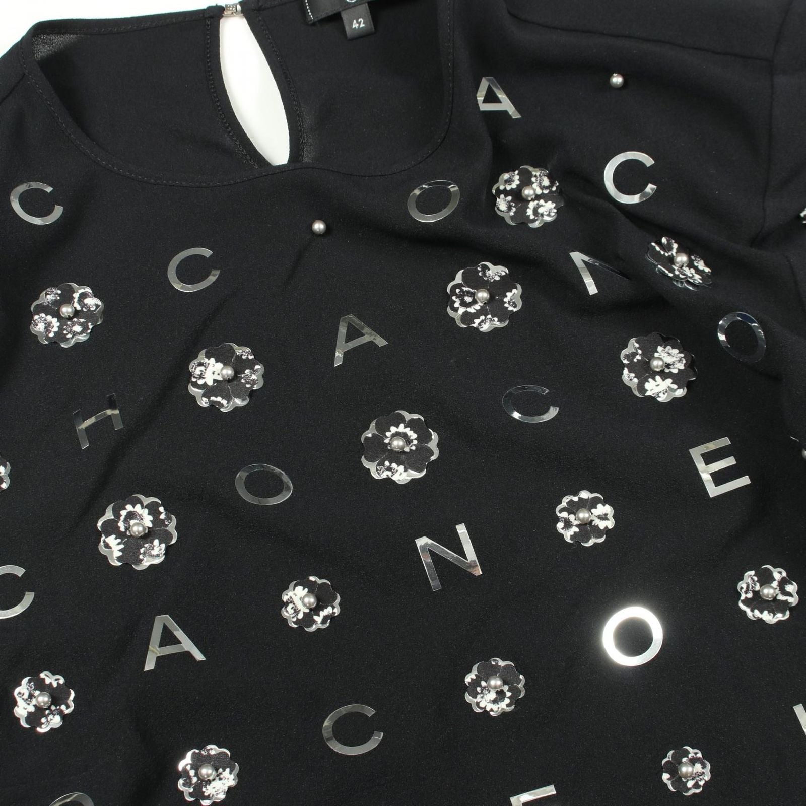 Chanel Top Camellia Icon Pearl Short Sleeve Black Silk — view 7