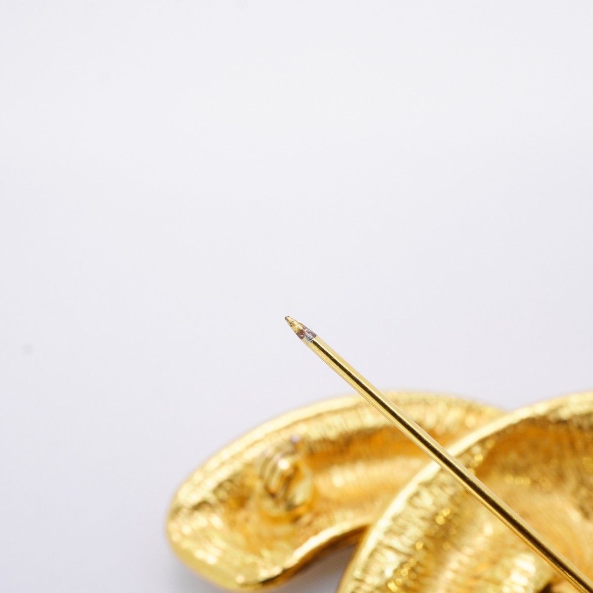 Chanel Brooch CC Logo Quilted Gold Plated — view 8