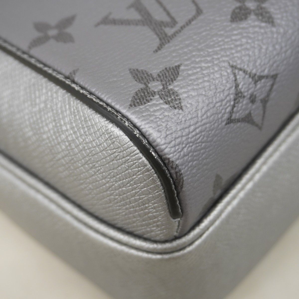 Louis Vuitton Shoulder Bag Taigarama Outdoor Messenger Silver — view 6