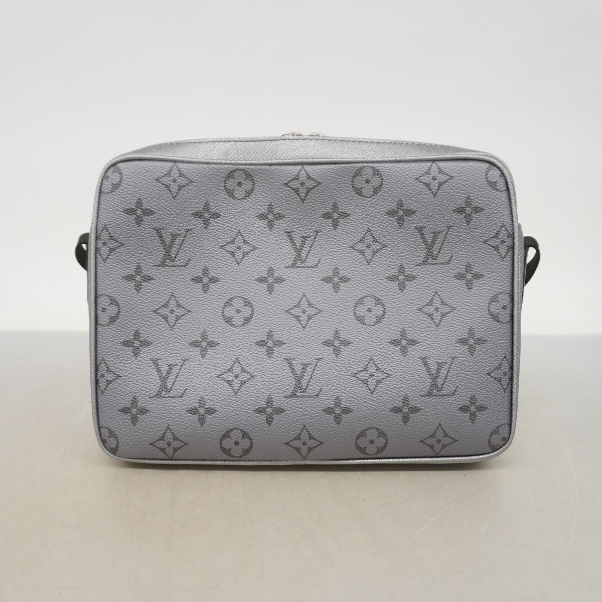 Louis Vuitton Shoulder Bag Taigarama Outdoor Messenger Silver — view 9
