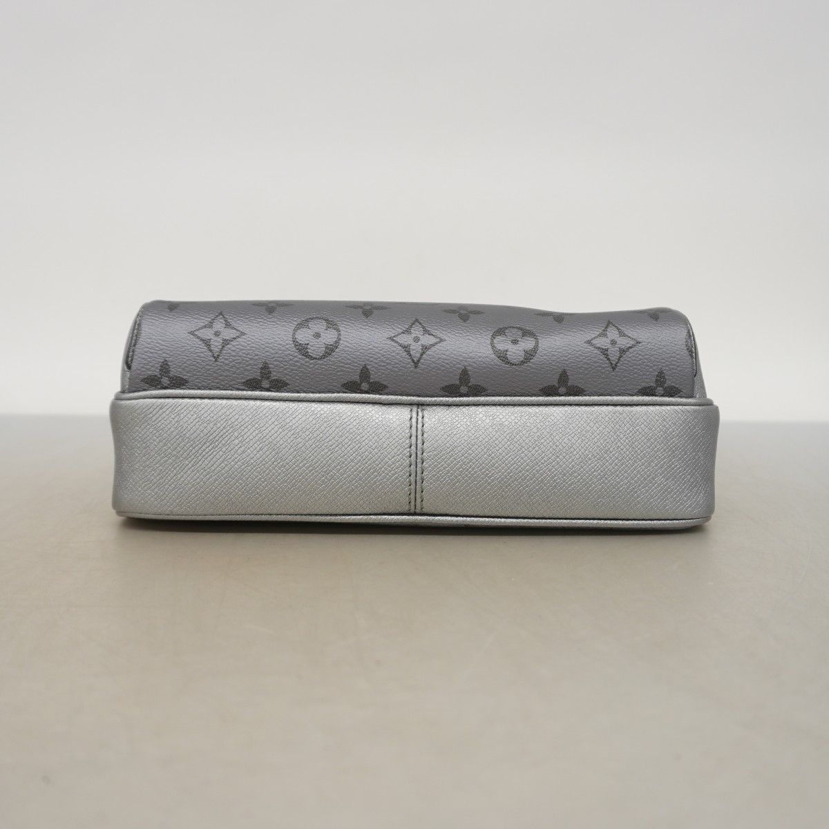 Louis Vuitton Shoulder Bag Taigarama Outdoor Messenger Silver — view 3